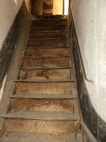 Rez-de-chaussée surélevé, angle nord-ouest. Escalier en menuiserie.