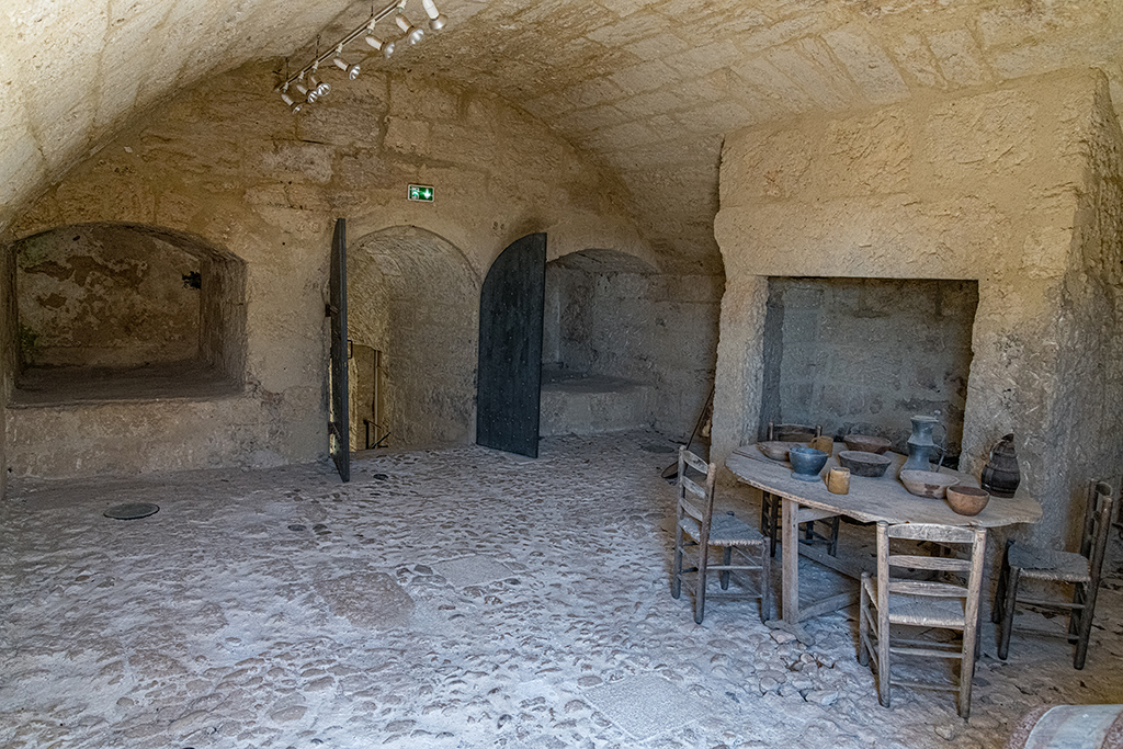 Intérieur du corps de garde casematé; débouché de l'escalier voûté central, niches et cheminée
