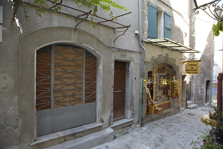 Villlage d'Entrevaux. Boutiques avec baies commerciales en haut de la rue du Marché.