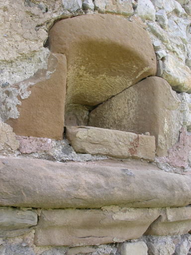 Tartonne. Château de Maladrech. Tour-sud-ouest, 2e niveau. Meurtrière de fusillade.