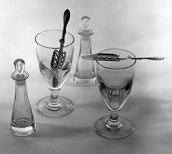 verres, cuillers (cuillers à absinthe), bouteilles (service à absinthe)
