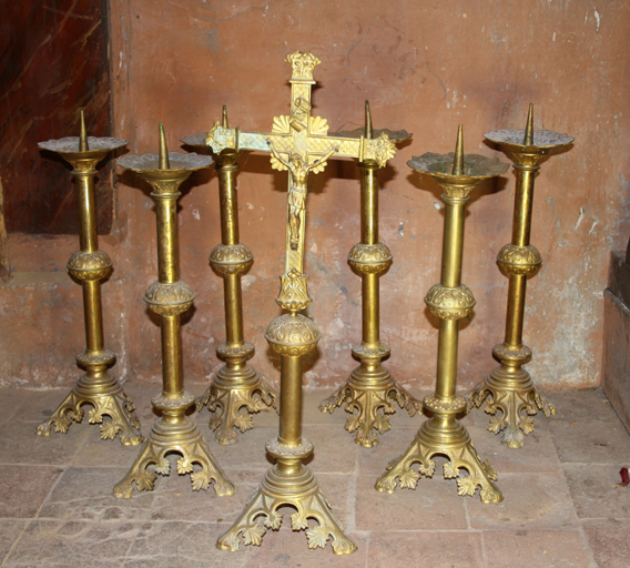 garniture d'autel (N° 2) de style néo-gothique composée de 6 chandeliers d'autel et d'une croix d'autel