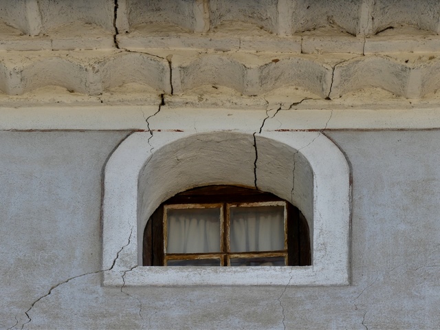Elévation ouest, troisième niveau. Jour avec décor peint de faux encadrement surmonté d'un bandeau, avant-toit constitué de deux rangs de génoise avec rangs de carreaux de terre cuite.