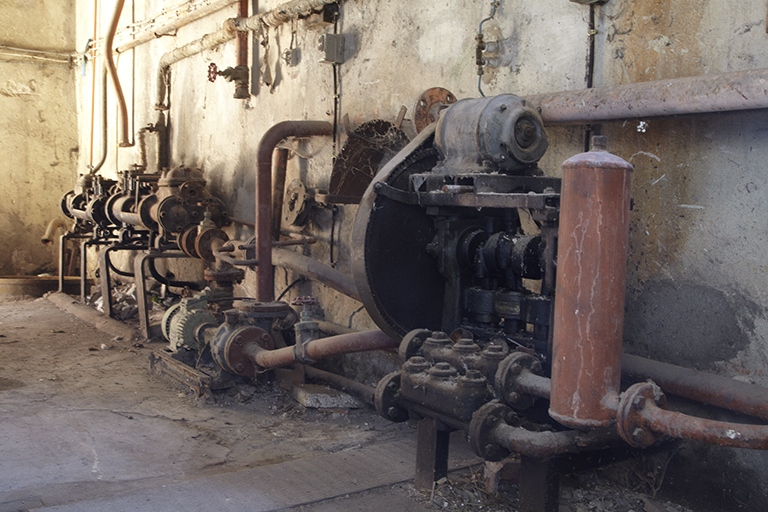 ensemble de deux machines à pomper (pompes à eau Chevalet)