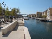 Le canal Saint Sébastien, le quai Aristide Briand et le double escalier ; au deuxième plan se trouve le pont bleu à double pents.