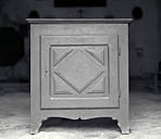 meuble de sacristie : meuble de rangement pour objets liturgiques (au sol)
