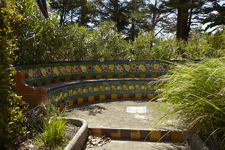 Partie sud du jardin. Banc en céramique.