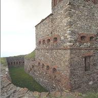 Angle nord-est du fort, façade latérale du bâtiment nord, fossé est.