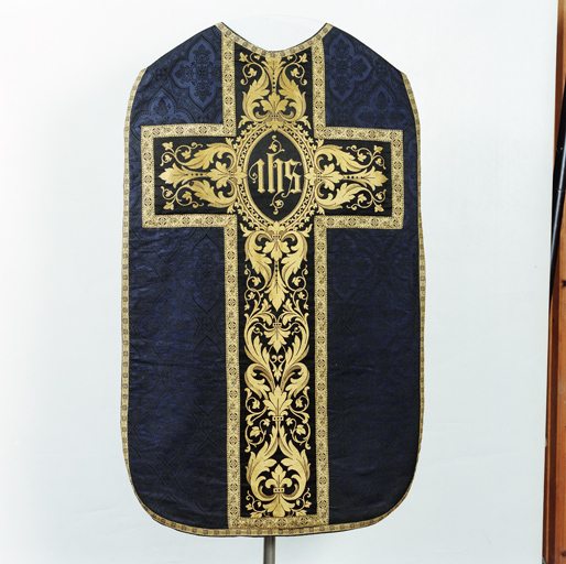 ensemble de vêtements liturgiques : chasuble, étole, manipule, bourse de corporal (ornement noir)