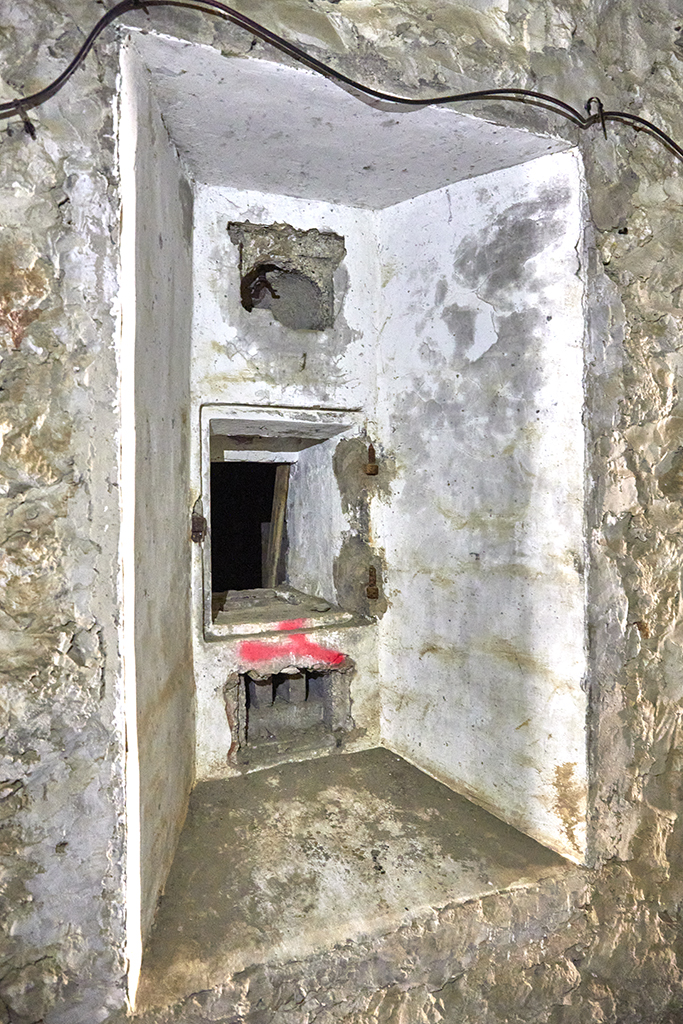 Créneau de lampe du magasin à poudre dans le souterrain caverne
