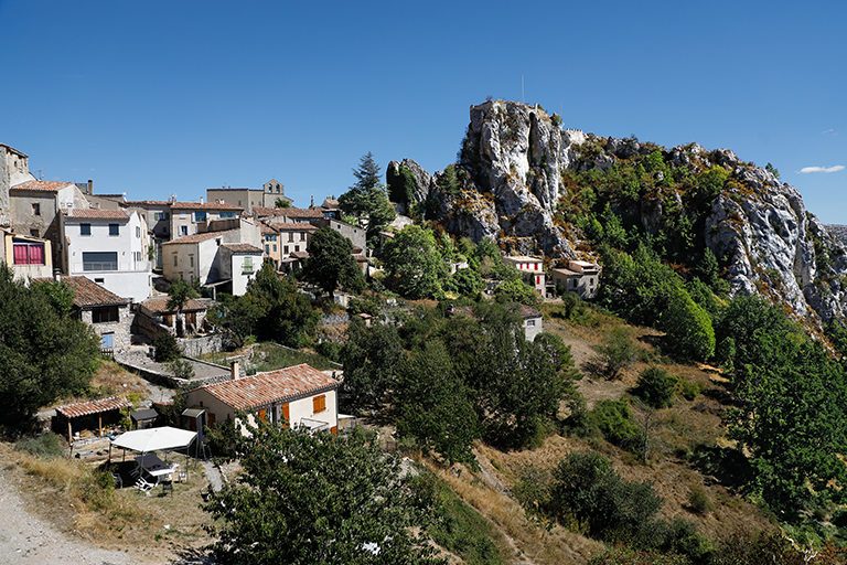 Le village perché de Rougon surplombé par l'éperon du bourg castral depuis le nord-ouest.