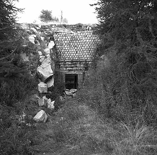 Entrée ouest et emplacement du bloc 1.