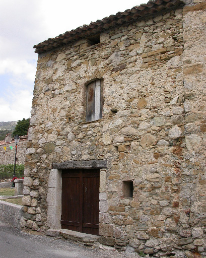 Aco d'Isnard, parcelle 1997 B 1481. Mur en blocage de moellons et diversité des encadrements.
