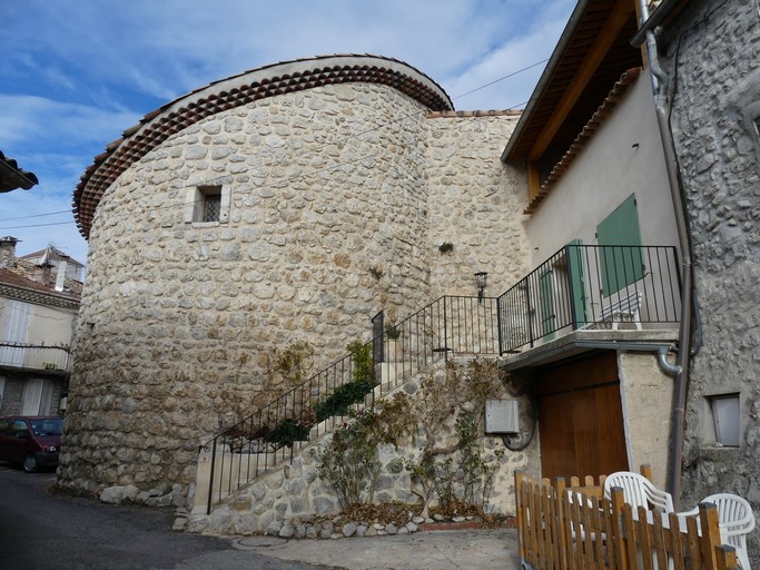 La tour ronde en avancée du rempart, à l'ouest du bourg castral.