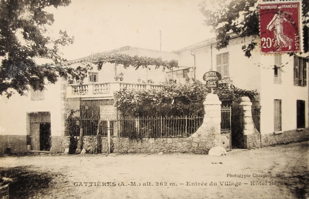 GATTIERES. (A.-M.). Alt. 262 m. – Entrée du village – Hôtel Bérenger.