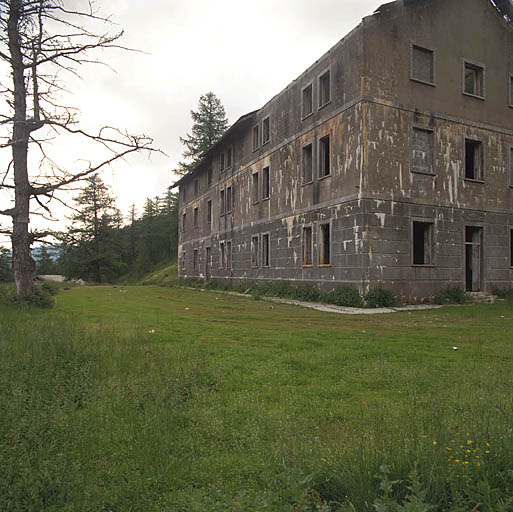 Caserne du Gias de la Gasta : façade sur la vallée, mur pignon et terrasse du corps de caserne principal.