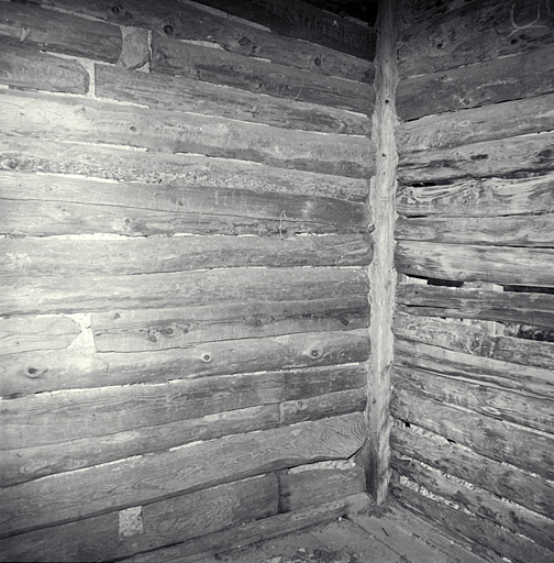 Maison en pan-de-bois. Mur intérieur : le pan-de-bois est habillé de planches.