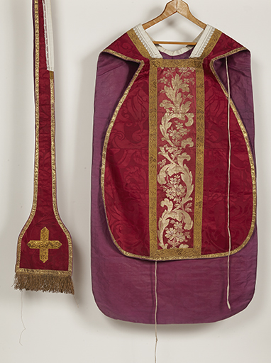 Ornement rouge (n°2) : chasuble, étole, manipule, bourse de corporal, voile de calice