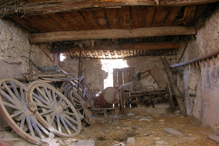 Castellane. Eoulx. La remise agricole de cet entrepôt agricole est couverte par un plancher sur solives.