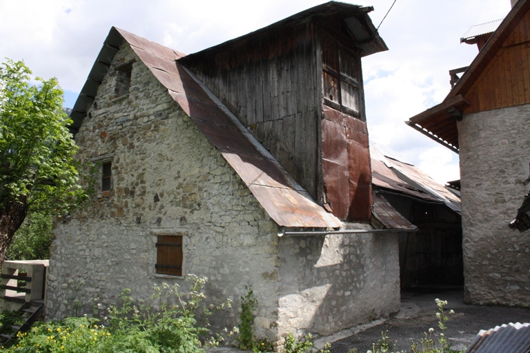 Ferme à Chaumie Bas. La forte volumétrie du fenil liée aux nécessités de stockage du fourrage pour l'hiver a entraîné la mise en place d'un chien assis avec double porte haute superposée.