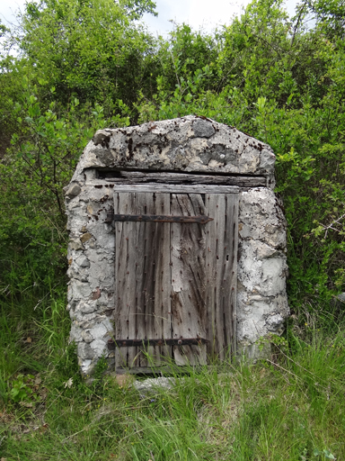 Puits de la Colle d'Encourel, couverture en bâtière maçonnée.