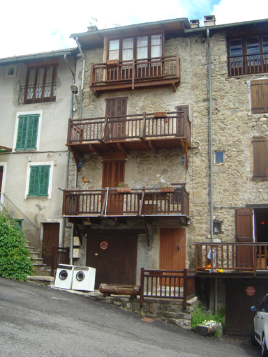 Le Village. Maison de type A3a sur la Place Aco de Gravier (parcelle AC 162). On remarque la prolifération des balcons. Par ailleurs, le fenil ouvert a été fermé, aménagé en pièce d'habitation. 