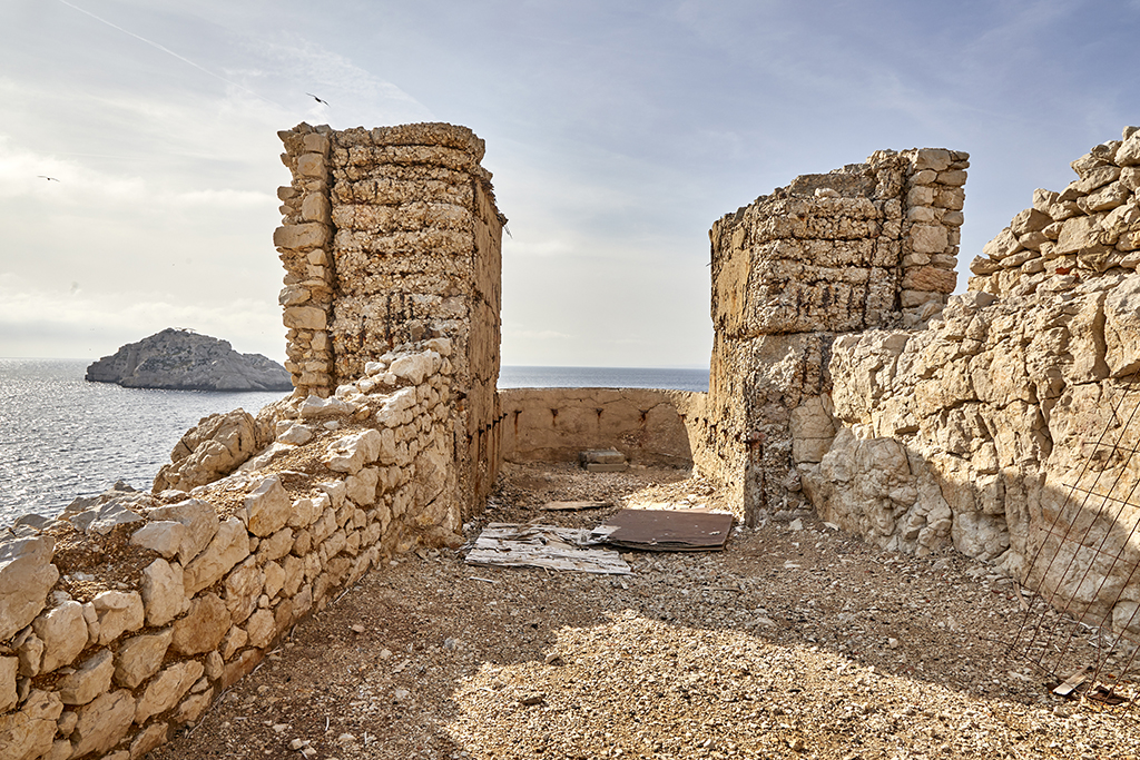 Poste photo-electrique, ruines de l'abri de combat vues de l'est 