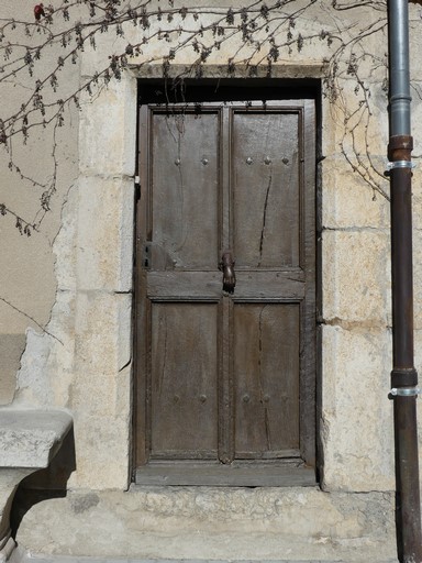 Maison. Elévation sud, premier niveau. Porte avec encadrement chanfreiné, dont un piédroit est commun avec la base de la chaîne d'angle.