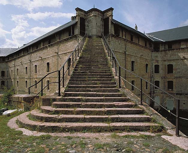 Vue rapprochée prise dans l'axe de l'escalier menant aux combles.