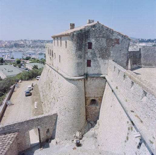 Flanc, face et orillon gauche du bastion d'Antibes, maison et parapet crénelé.