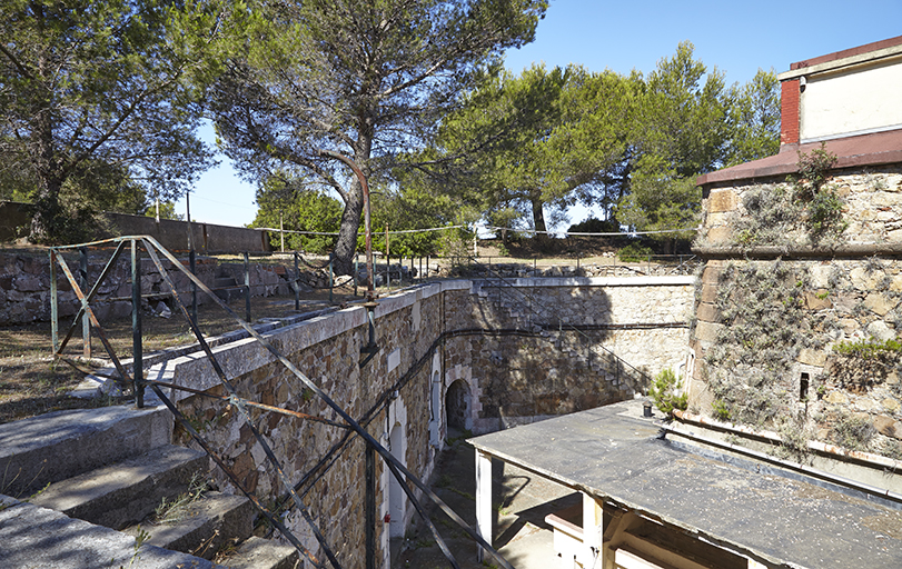 Terrasses d'artillerie, cour intérieure et façade sur cour du casernement sous terrasse.