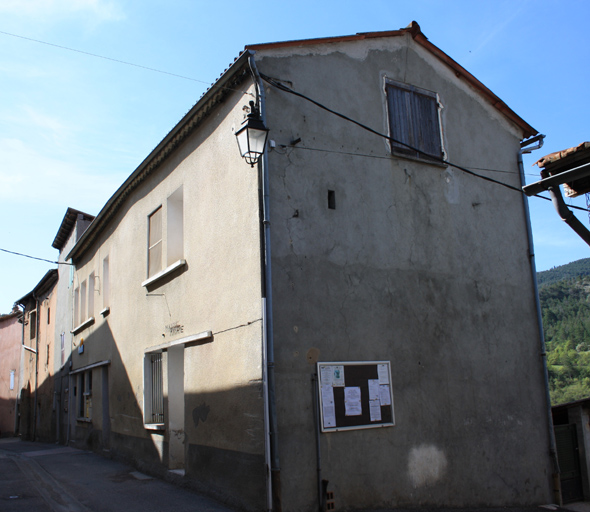 maison et presbytère puis bureau des postes et télécommunications, actuellement mairie