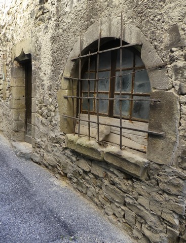 Elévation ouest, premier niveau. Baie boutiquière et porte du logis.