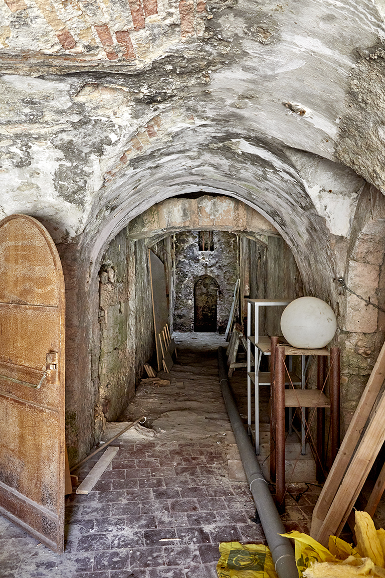 Fort St Nicolas : intérieur du bastion nord-ouest du donjon, dit de Mazarin, couloir axial voûté desservant les casemates. 