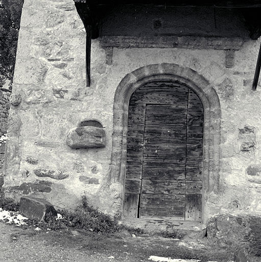 La porte d'entrée. Mur sud.