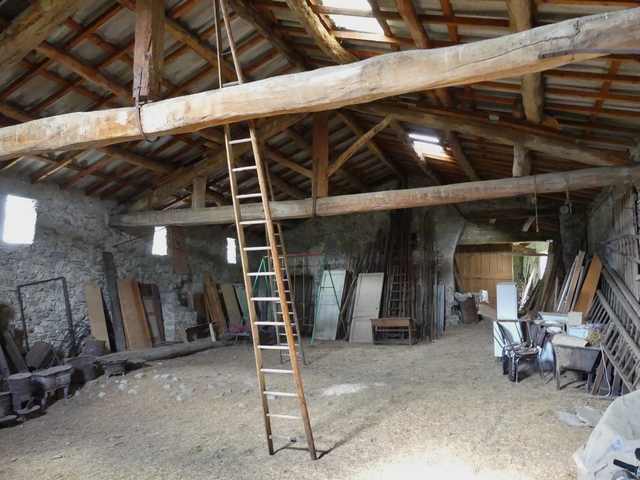 Bâtiment de la grange-étable. Rez-de-chaussée surélevé, fenil. Vue de volume prise du nord-est.