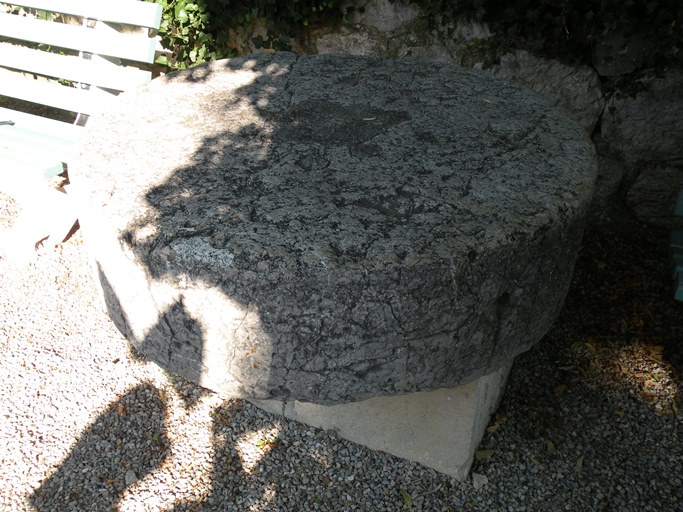 La meule à plâtre du moulin de Carajuan réutilisée en table.