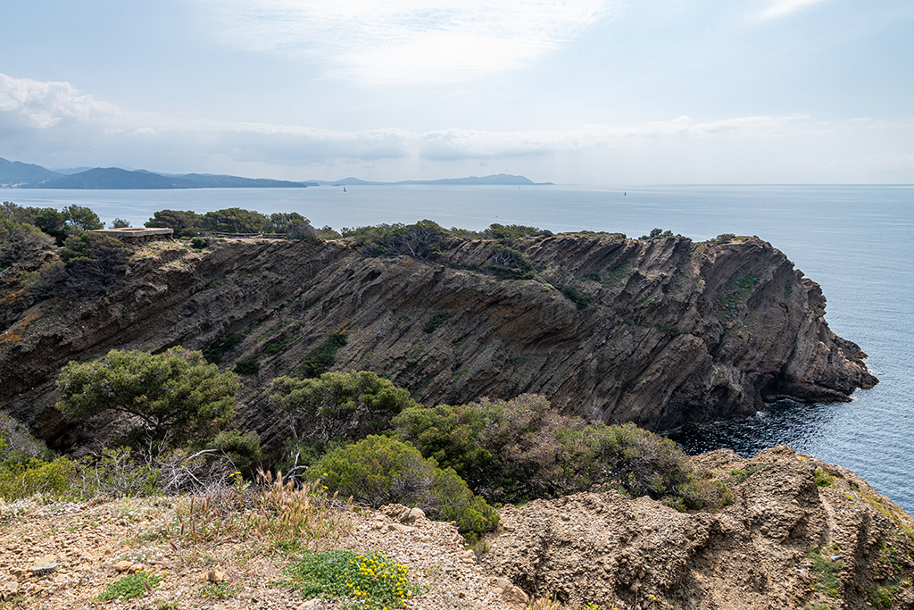 Pointe sud-ouest de l'île surplombant une calanque, portant les vestiges de la tour-modèle et de la batterie sud-ouest