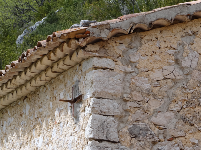 Ferme de la Maline (La Palud-sur-Verdon). Chaîne d'angle sud-est, passage de l'avant-toit à deux rangs de génoise, à la saillie de rive à un rang de génoise.