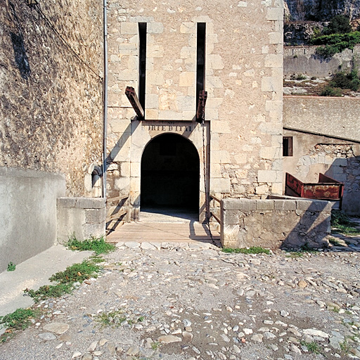 Porte 15. Façade à pont-levis de la tour porte 15, fossé et corps de garde 16.