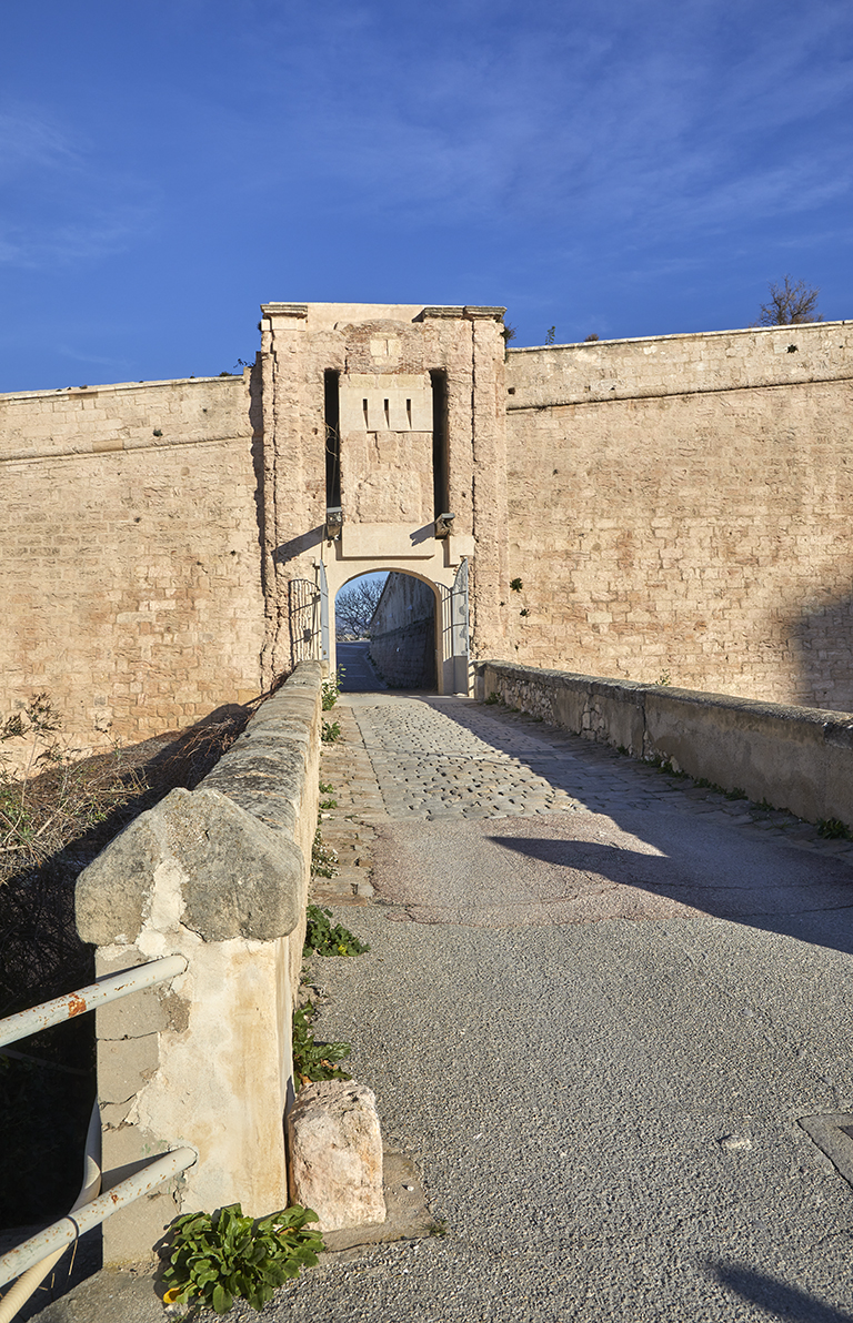 Fort St Nicolas : façade estérieure à pont-levis de la porte de secours.