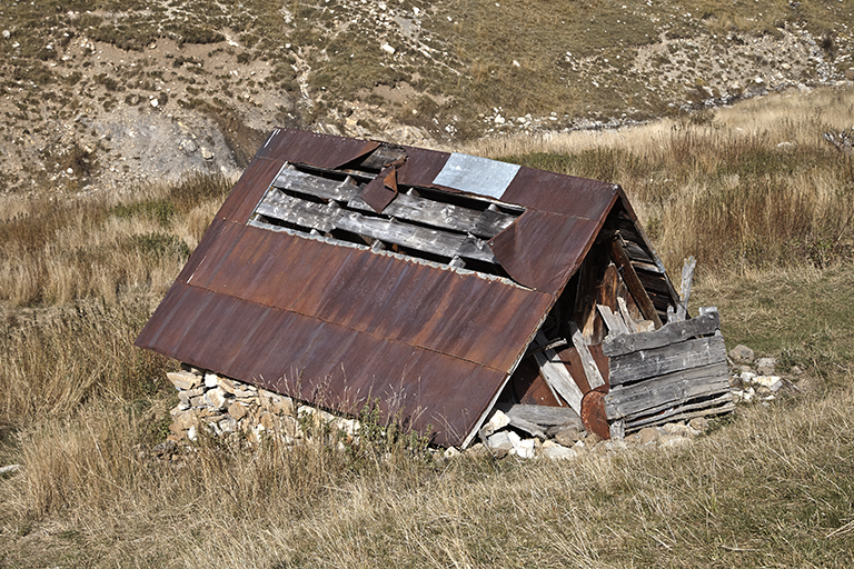 Couverture en tôle de récupération sur charpente ancienne (cabane de Mouret, Villars-Colmars).