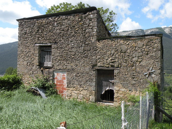 Les Prés. Façade postérieure d'un entrepôt agricole, baies fenières.