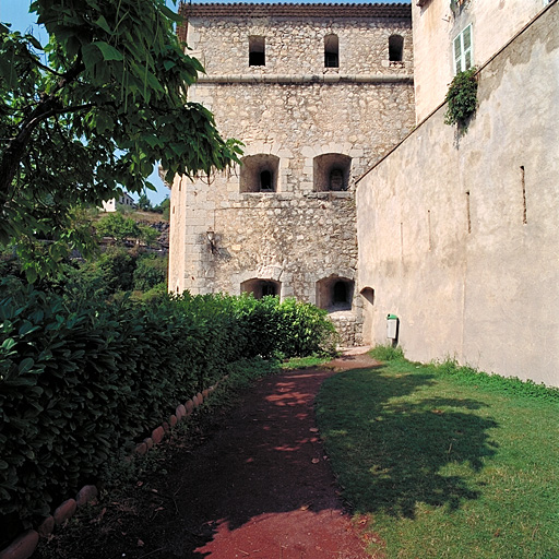 Tour 24. Flanc est de la tour bastionnée 24 avec la poterne 22 dans la courtine.