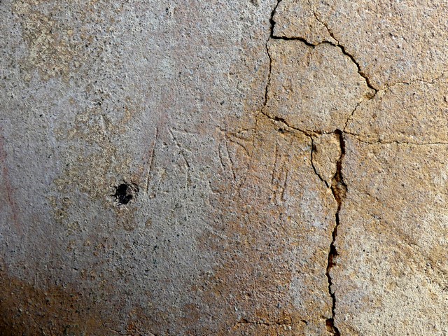Elévation sud, premier niveau. Porte du logis, graffiti (1894) gravé dans le piédroit façonné au mortier de gypse.