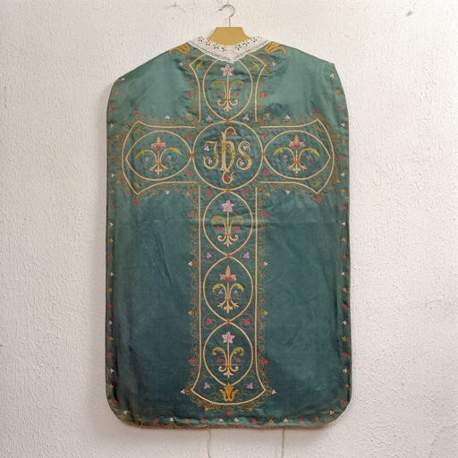 ensemble de vêtements liturgiques : chasuble, étole, bourse de corporal (ornement vert)
