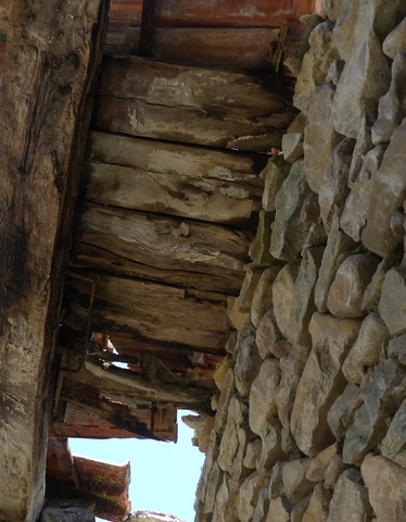Charpente à pannes et plancher de couverture.