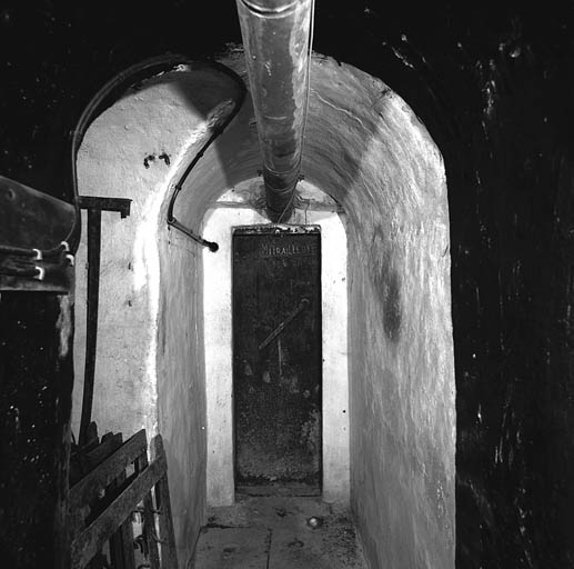 Intérieur. Galerie de la casemate de mitrailleuse, porte étanche. A gauche, puits de la cloche observatoire.