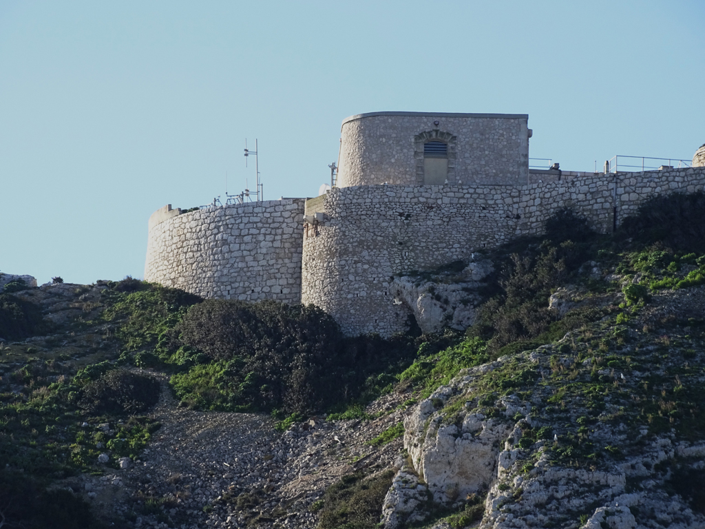 Extrémité nord-est du front nord, murs de revêtement de la batterie 1860, bâtiment (a) et revêtement de la position de tir n°5 de 1881 