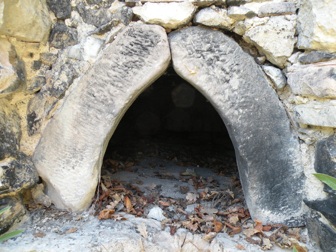 Villevieille., parcelle 243C3 1090. Bouche d'un four à pain d'accès extérieur.